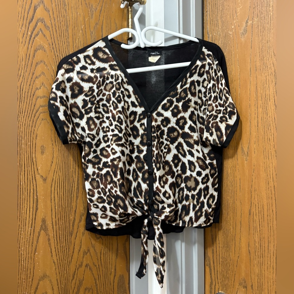 Rue21 leopard print Tie Front Crop button up Blouse size small edgy animal print